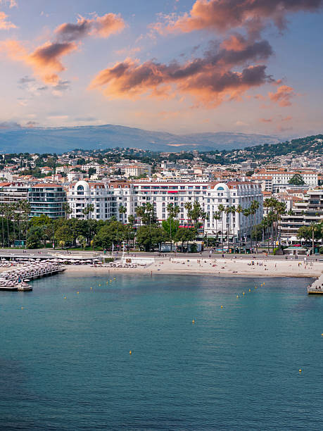 Le front de mer de Cannes et sa plage vus depuis la baie, adossés aux collines de l'arrière-pays