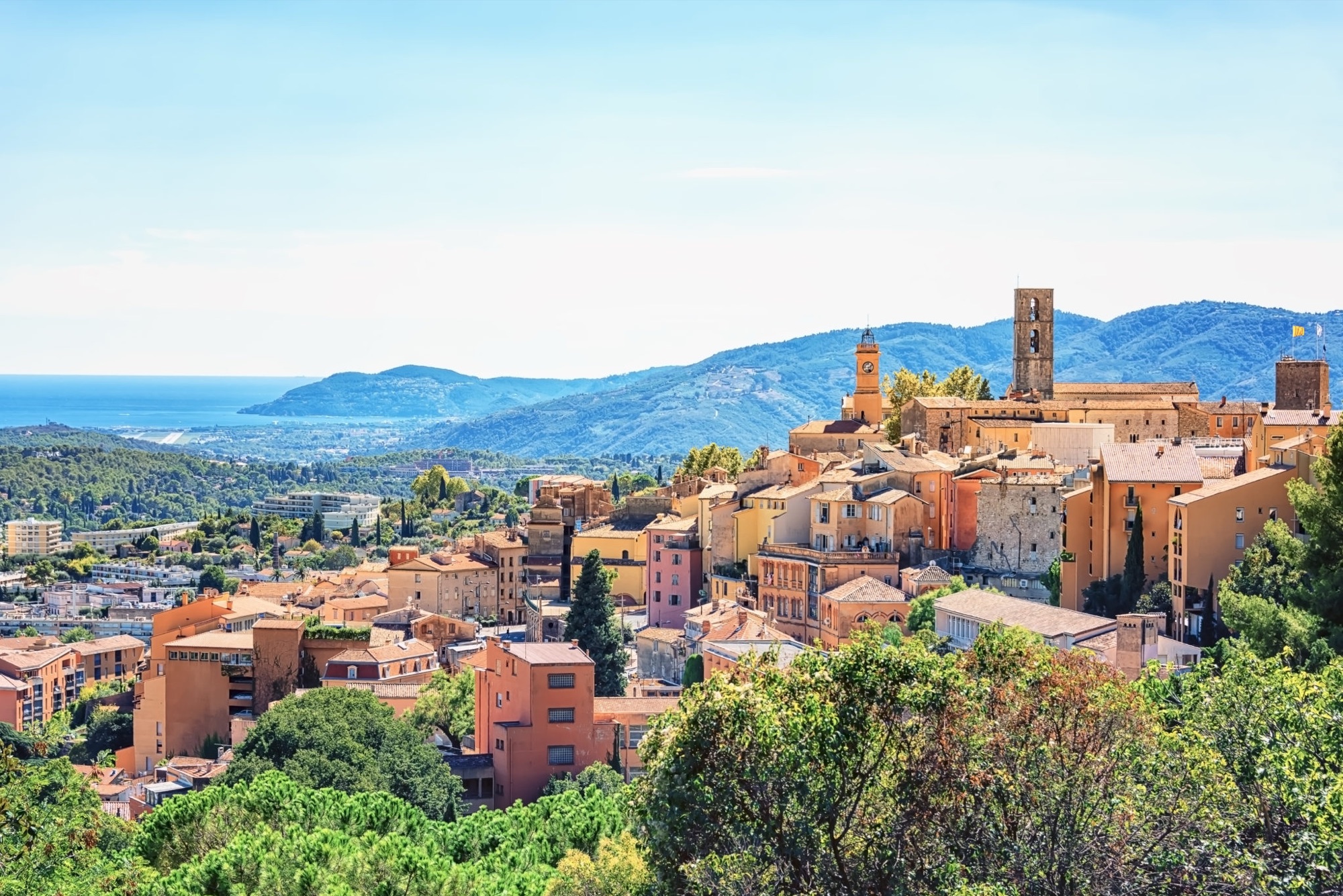 La vieille ville de Grasse et sa cathédrale, dominant les collines et la baie