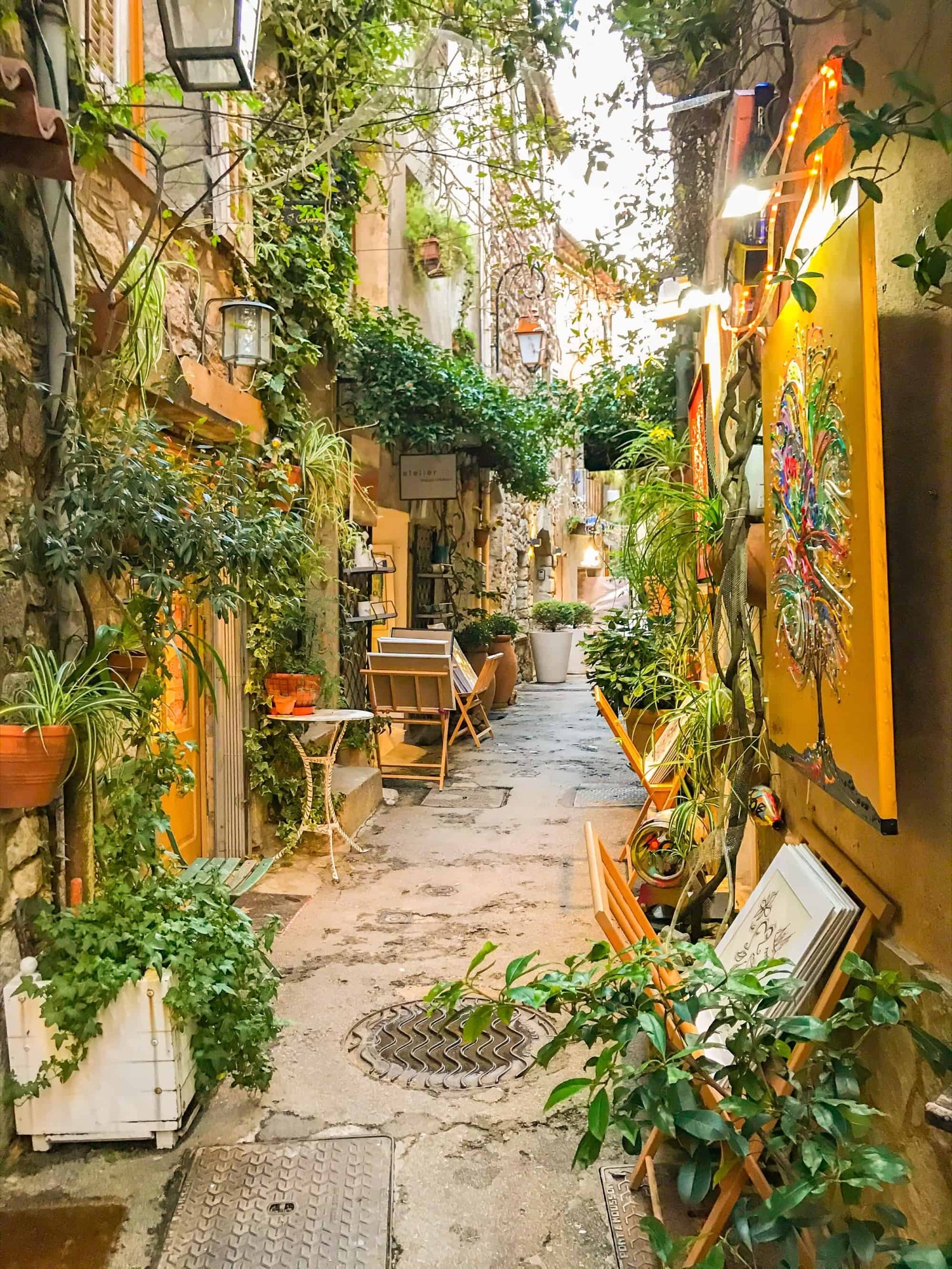 Ruelle fleurie du vieux village de Mougins, bordée de galeries et d'ateliers