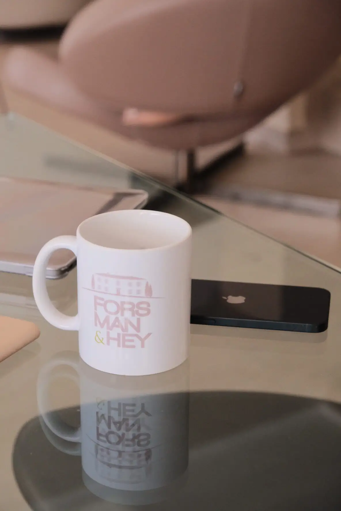 Tasses aux couleurs de Forsman & Hey sur la table de l'agence